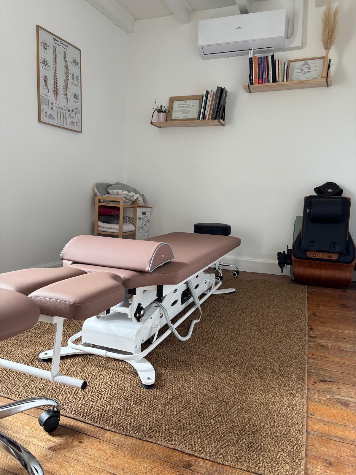 Cabinet d'ostéopathie à Doix-lès-Fontaines - Vue intérieure du cabinet avec mobilier neuf