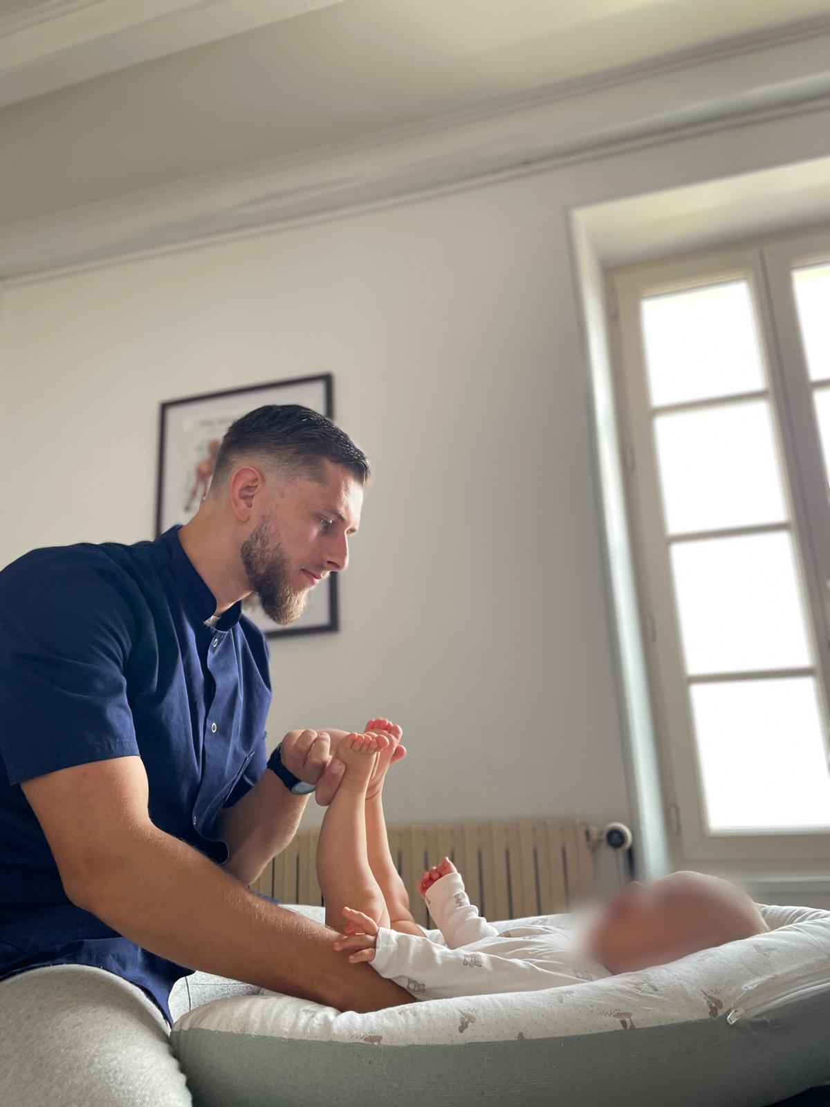 Nicolas Klein pratiquant l'ostéopathie sur une patiente