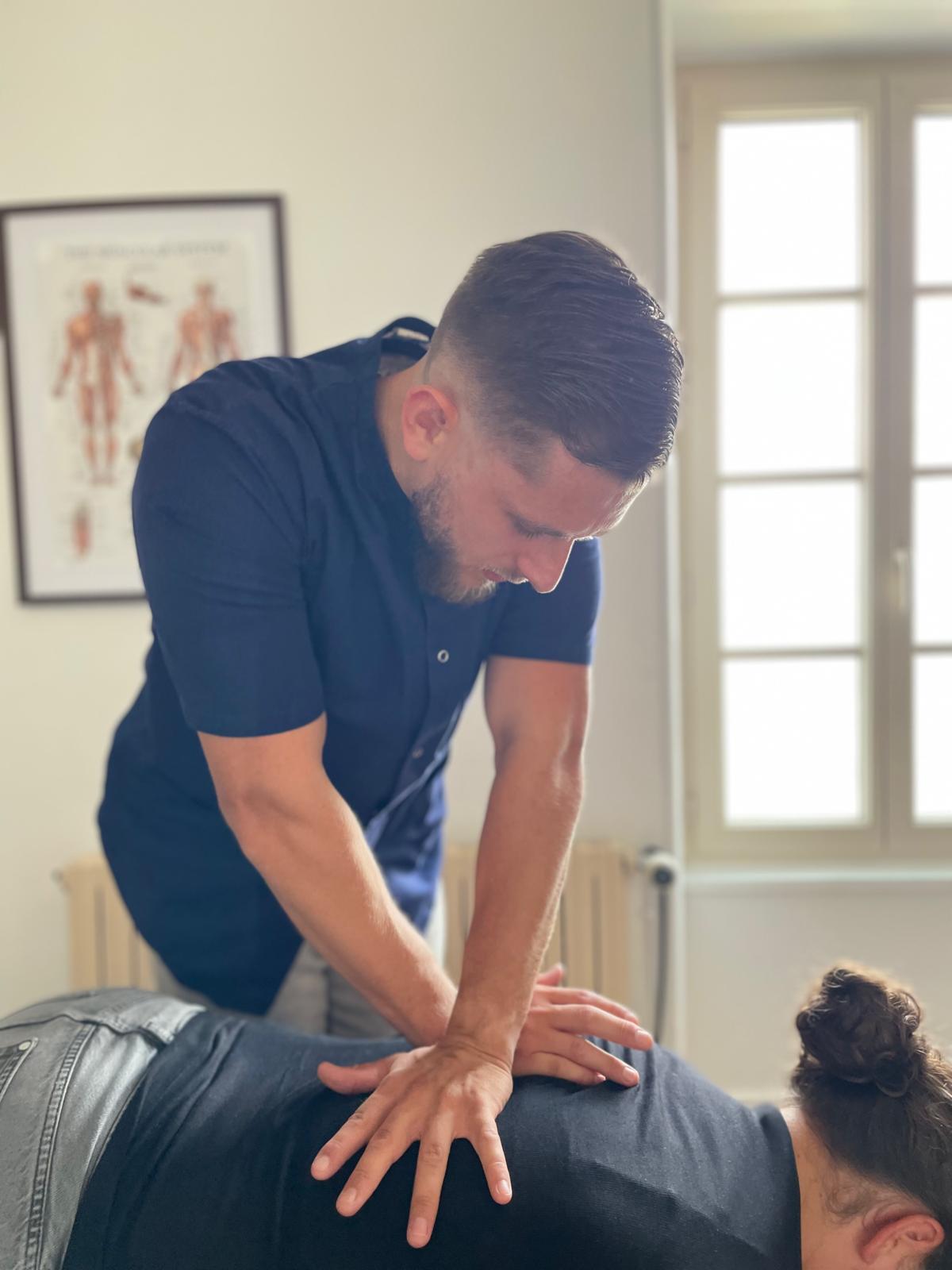 Nicolas, l'ostéopathe effectue une manipulation sur son dos pour libérer des tensions chez la patiente